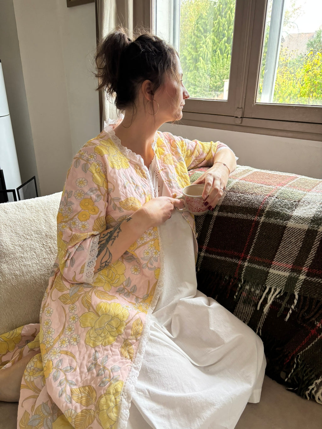 Pink quilted dressing gown with yellow flowers – Size 10/12 (M) – 1970s