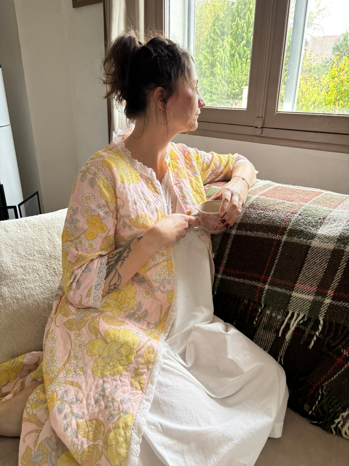 Robe de chambre matelassée rose à fleurs jaunes – T.38/40 – Années 70