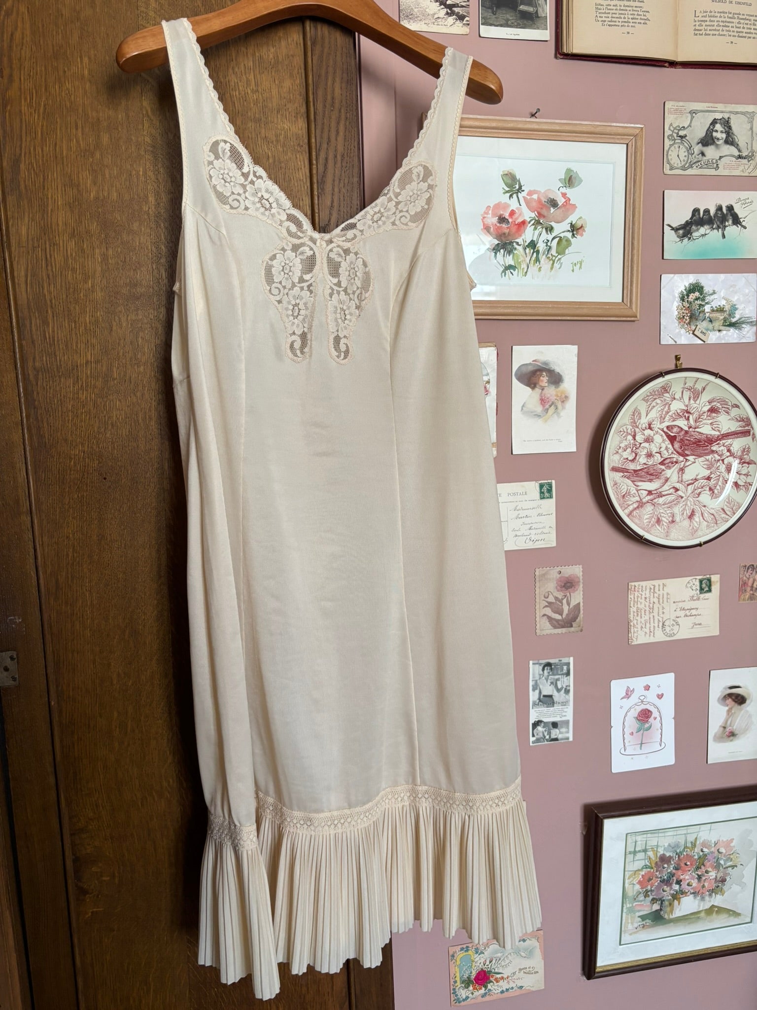Nuisette vintage beige poudré à dentelle – Südtrikot T.36/38 – Années 70/80
