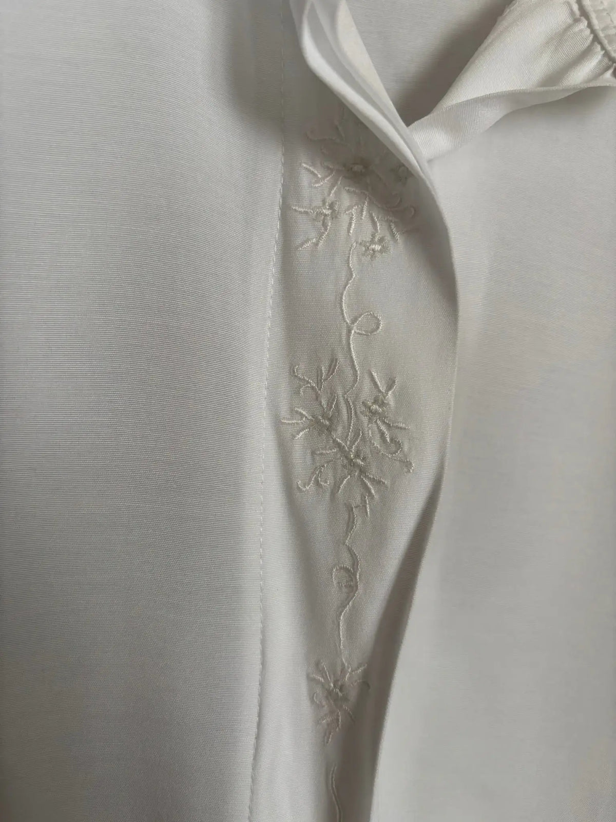 Chemise vintage blanche fluide brodée- Du 38 au 42 – Années 80/90
