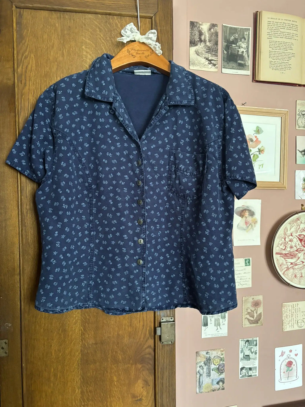 Chemisier effet denim fleuri – Kiabi – Du 38 au 42 - Années 90/2000