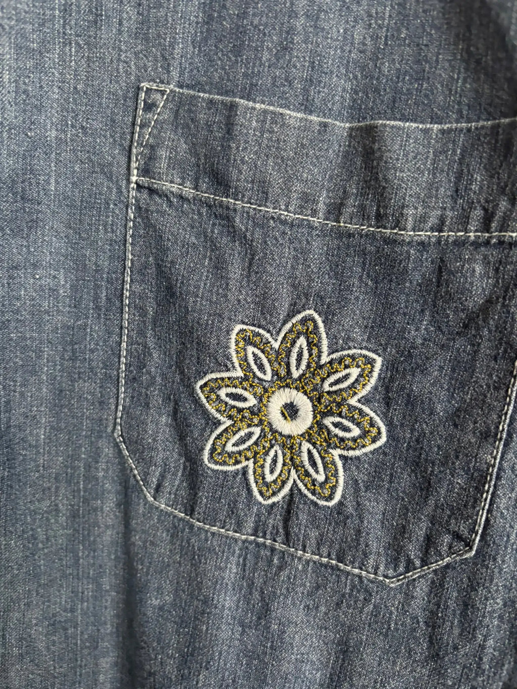 Chemise vintage en jean brut brodée – Du 42 au 46 - Années 90/2000
