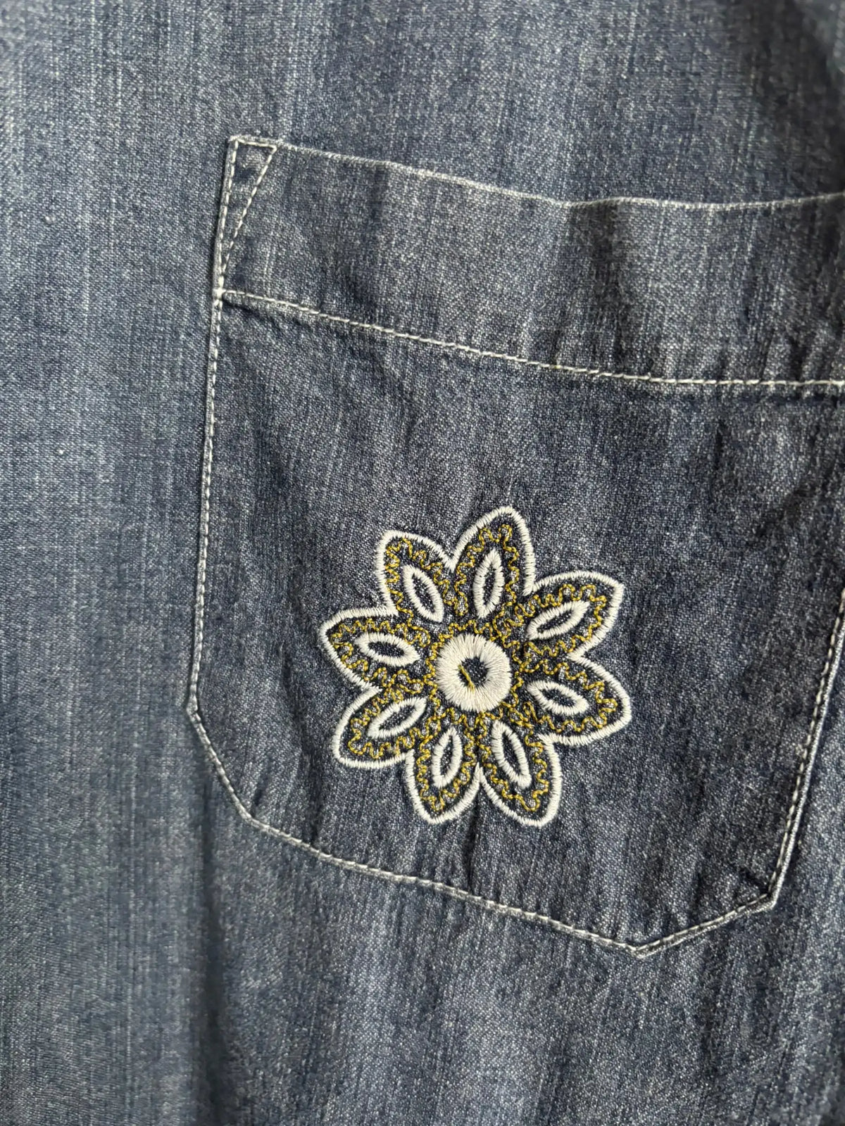 Chemise vintage en jean brut brodée – Du 42 au 46 - Années 90/2000