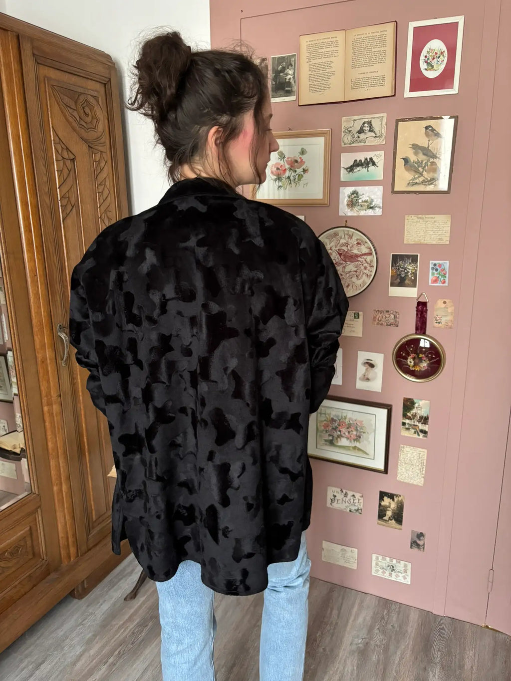 Vintage long black textured velvet jacket – Size 18 to 22 (US) / 46 to 50 (EU) – Ingrid Wenders – 90s/2000s