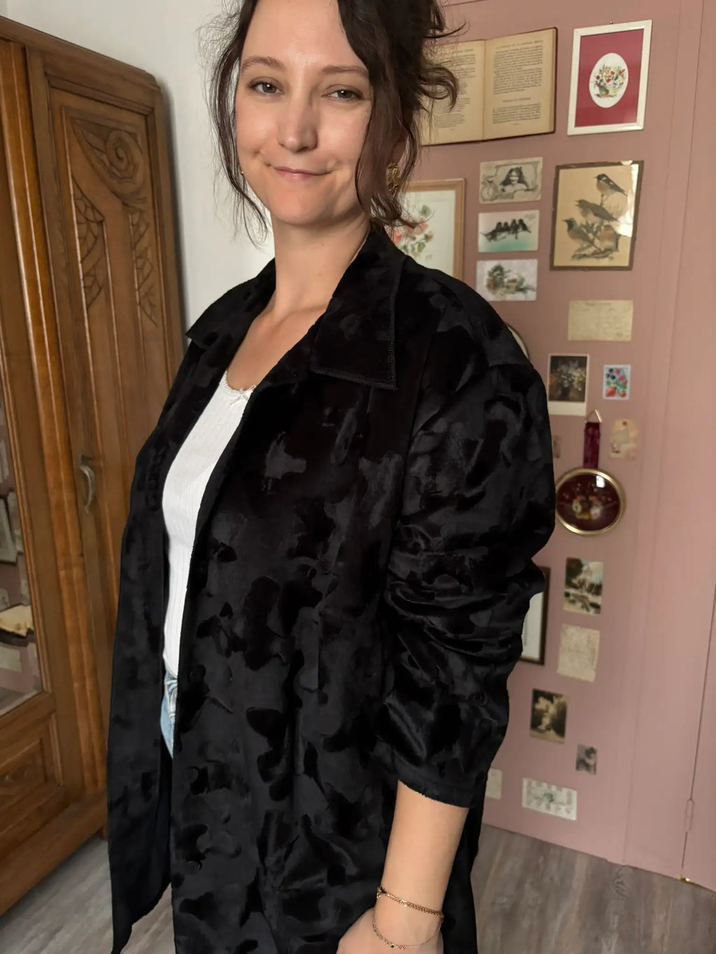 Vintage long black textured velvet jacket – Size 18 to 22 (US) / 46 to 50 (EU) – Ingrid Wenders – 90s/2000s