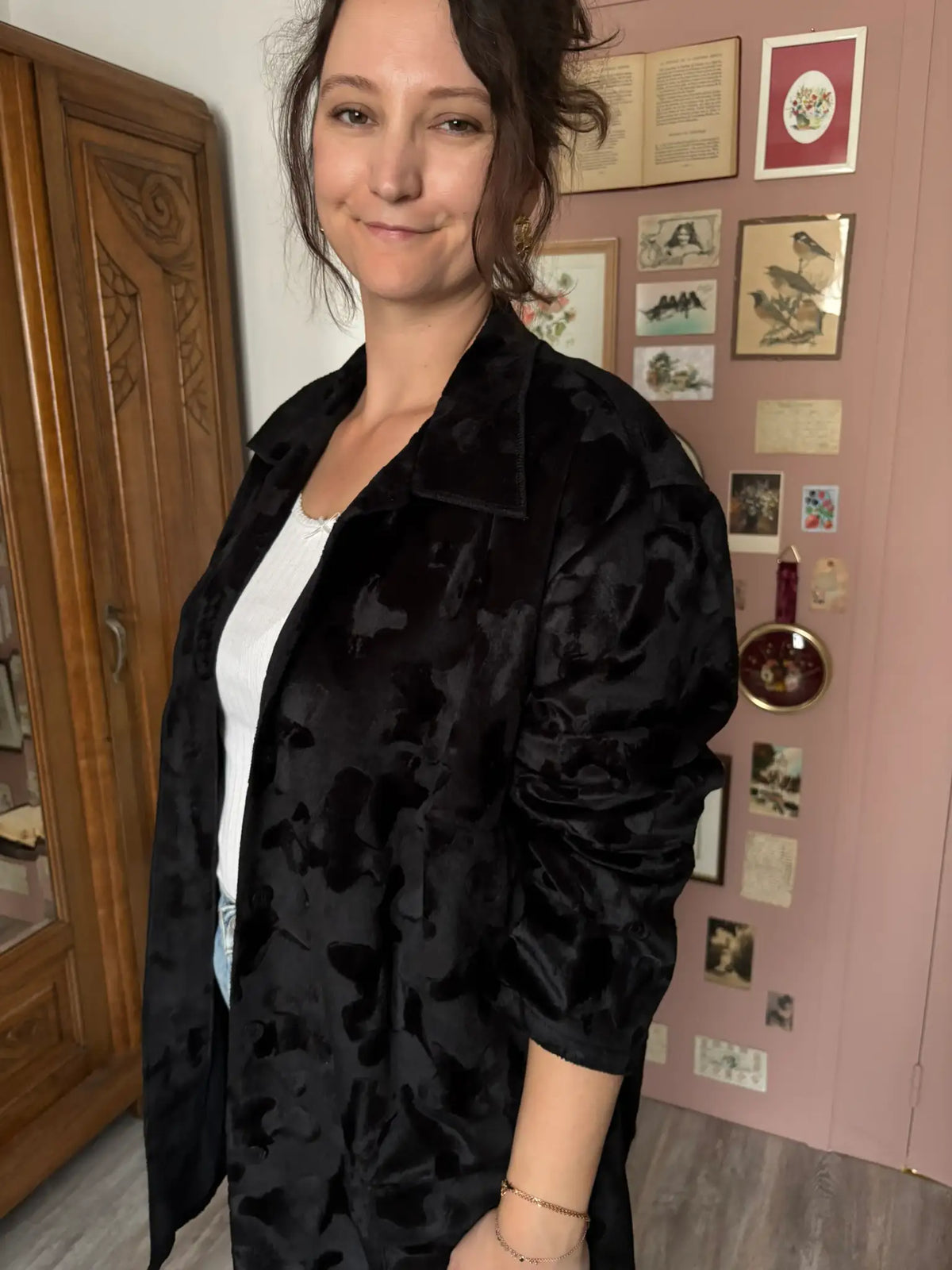 Veste longue vintage en velours noir texturé –Du 46 au 50 -  Ingrid Wenders - Années 90/2000