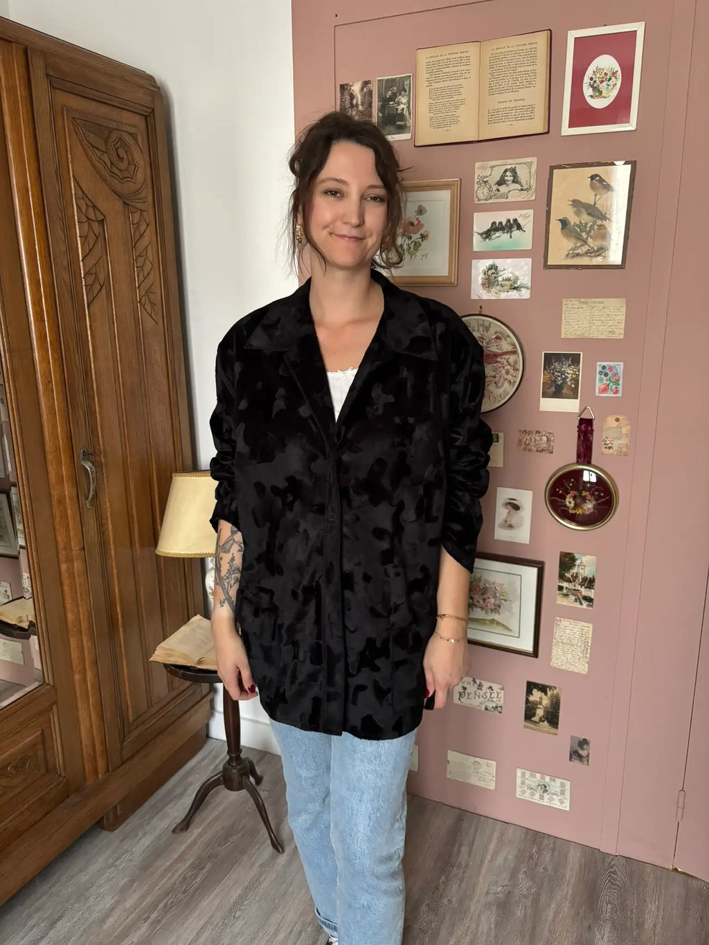 Vintage long black textured velvet jacket – Size 18 to 22 (US) / 46 to 50 (EU) – Ingrid Wenders – 90s/2000s