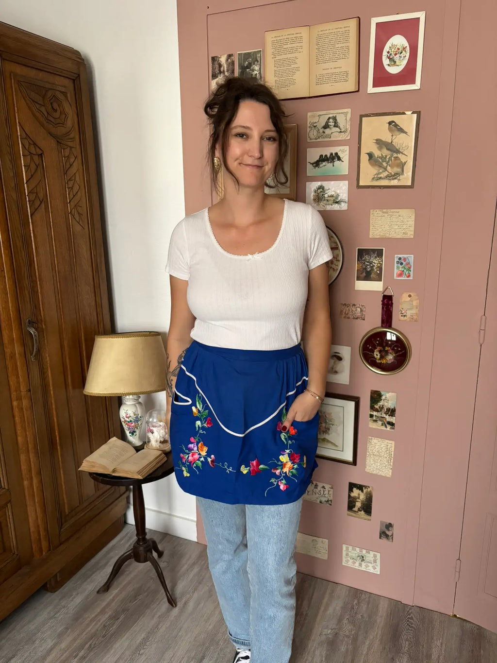 Tablier vintage bleu électrique brodé – Années 60/70 – Taille unique
