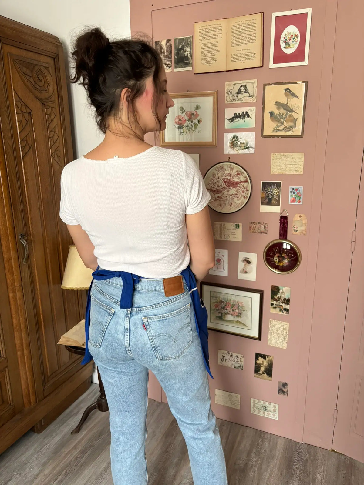 Tablier vintage bleu électrique brodé – Années 60/70 – Taille unique