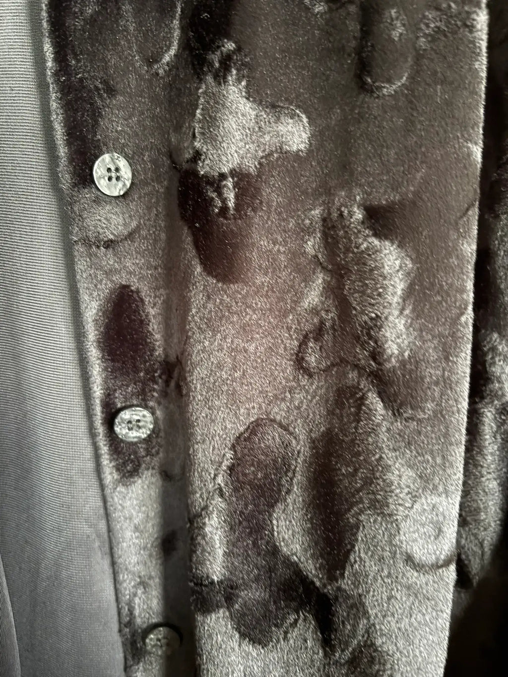 Vintage long black textured velvet jacket – Size 18 to 22 (US) / 46 to 50 (EU) – Ingrid Wenders – 90s/2000s