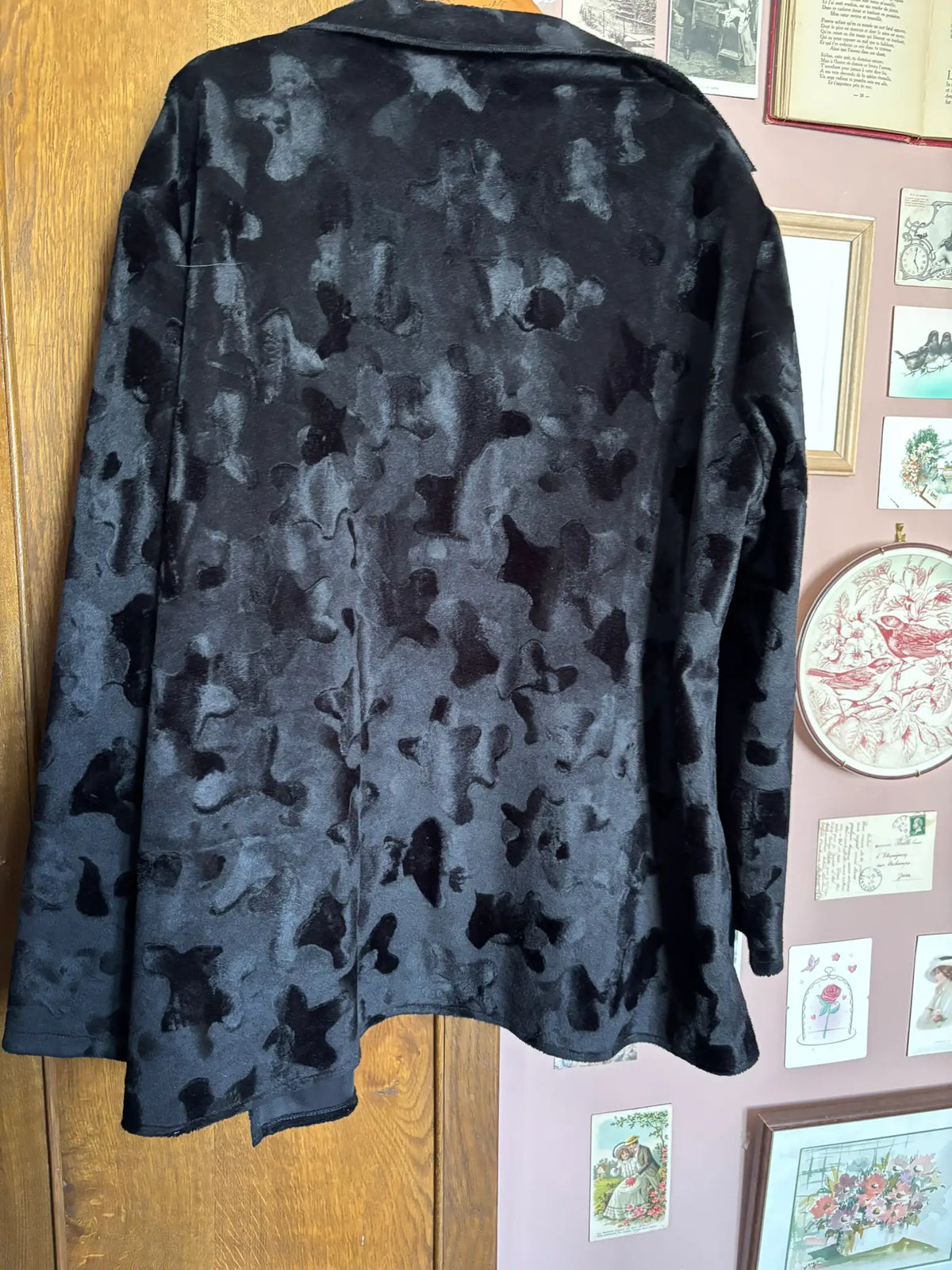 Vintage long black textured velvet jacket – Size 18 to 22 (US) / 46 to 50 (EU) – Ingrid Wenders – 90s/2000s