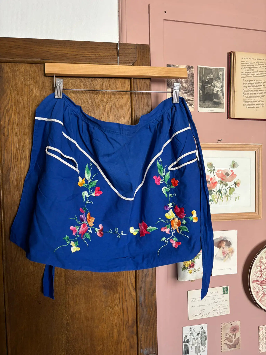 Tablier vintage bleu électrique brodé – Années 60/70 – Taille unique