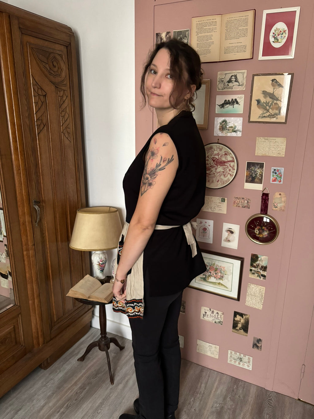 Tablier de taille folklorique beige et noir brodé – Années 60/70