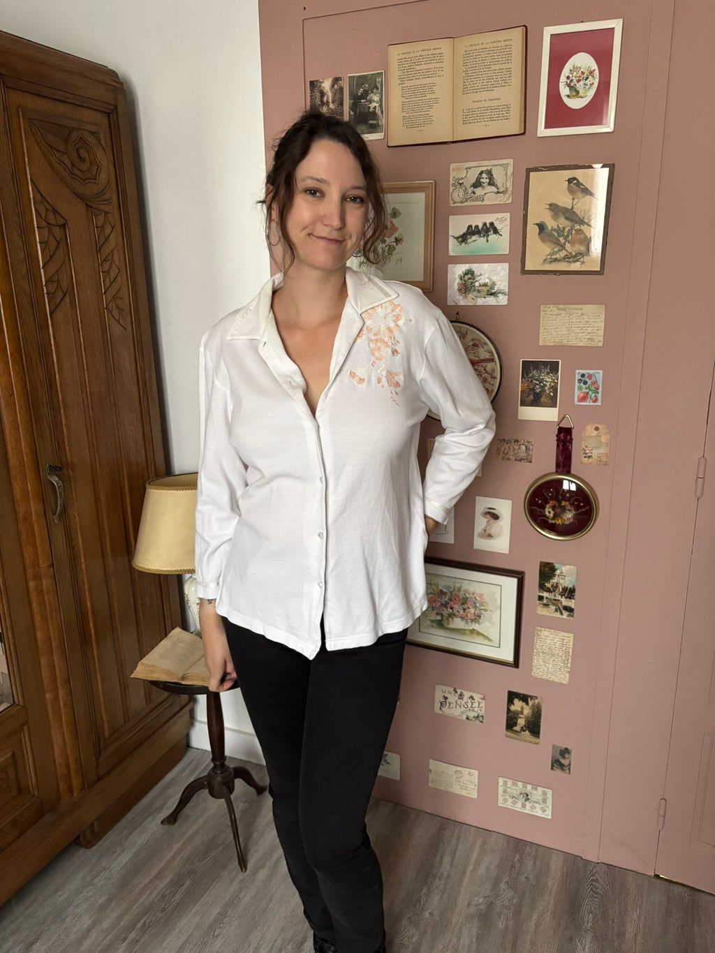 Chemise blanche à broderies florales pêche – T.40/42 – Années 90