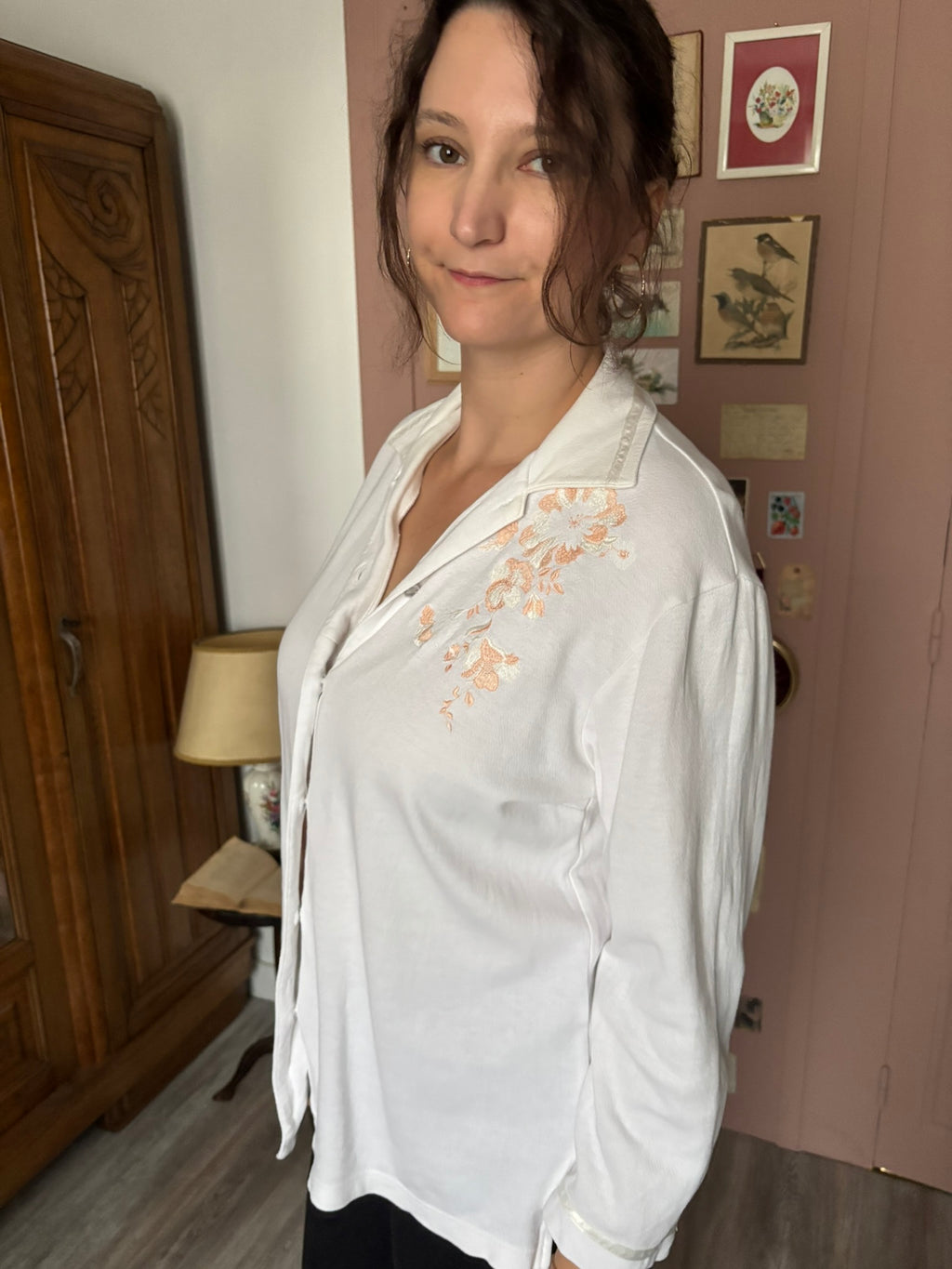 Chemise blanche à broderies florales pêche – T.40/42 – Années 90