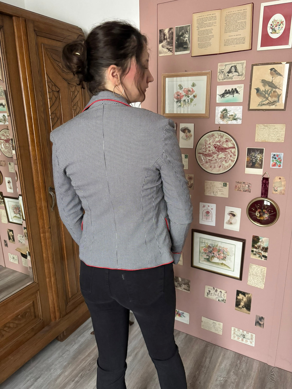 Veste cintrée pied-de-poule noir et blanc à boutons rouges – T.34/36 – Années 80/90