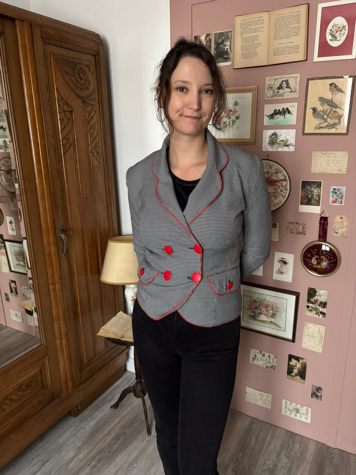 Veste cintrée pied-de-poule noir et blanc à boutons rouges – T.34/36 – Années 80/90