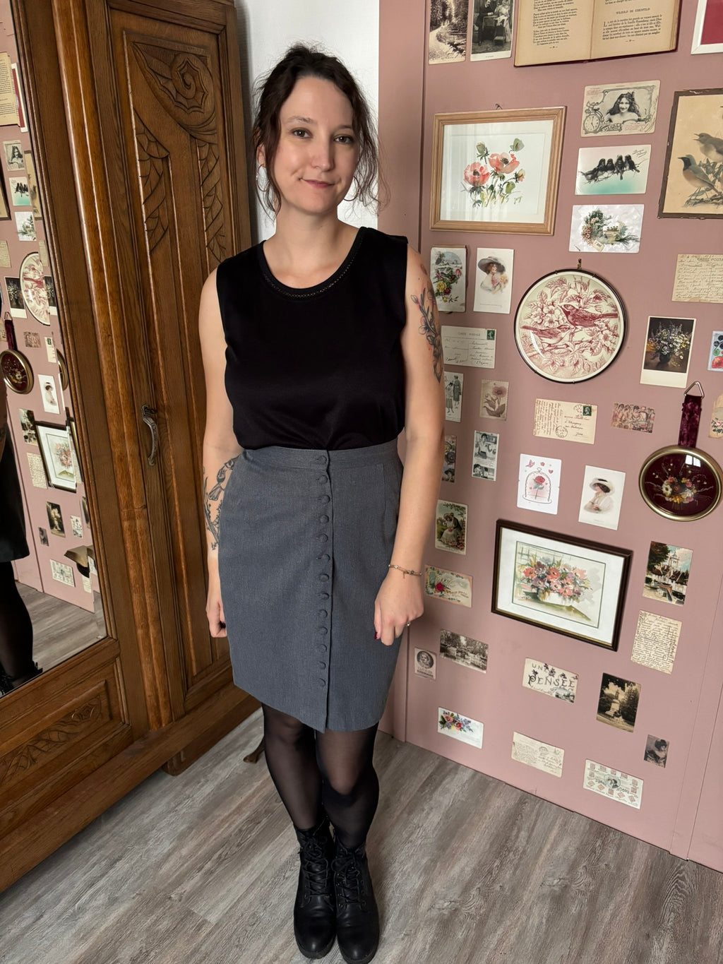 Grey short skirt with fabric-covered buttons – Size 38/40 – 80s/90s