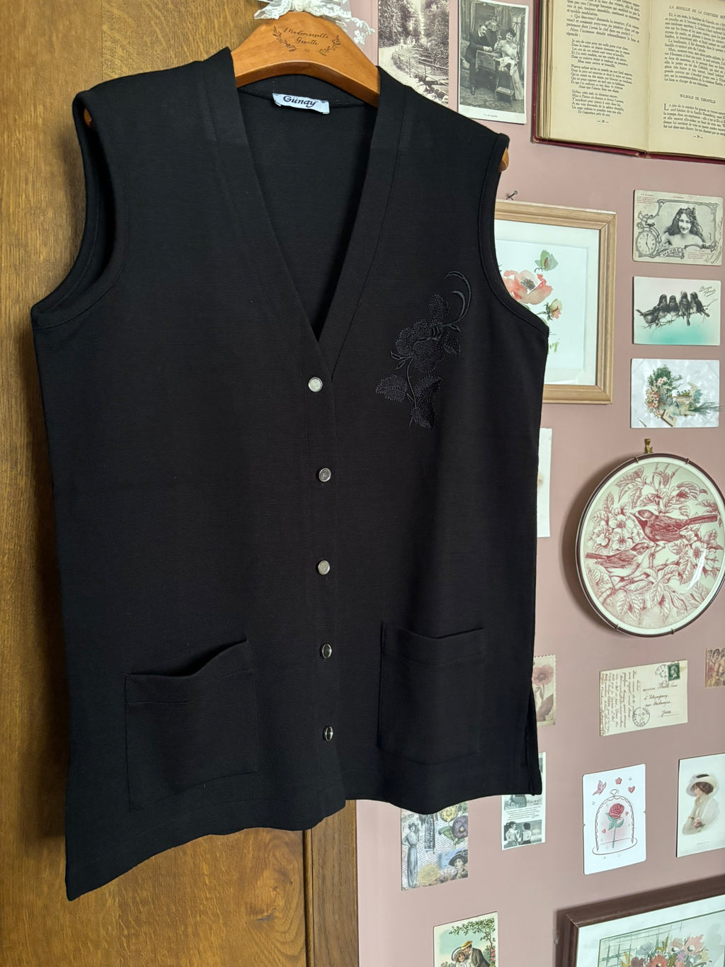 Long black sleeveless cardigan with floral embroidery – Size 38 to 42 – 90s/2000s