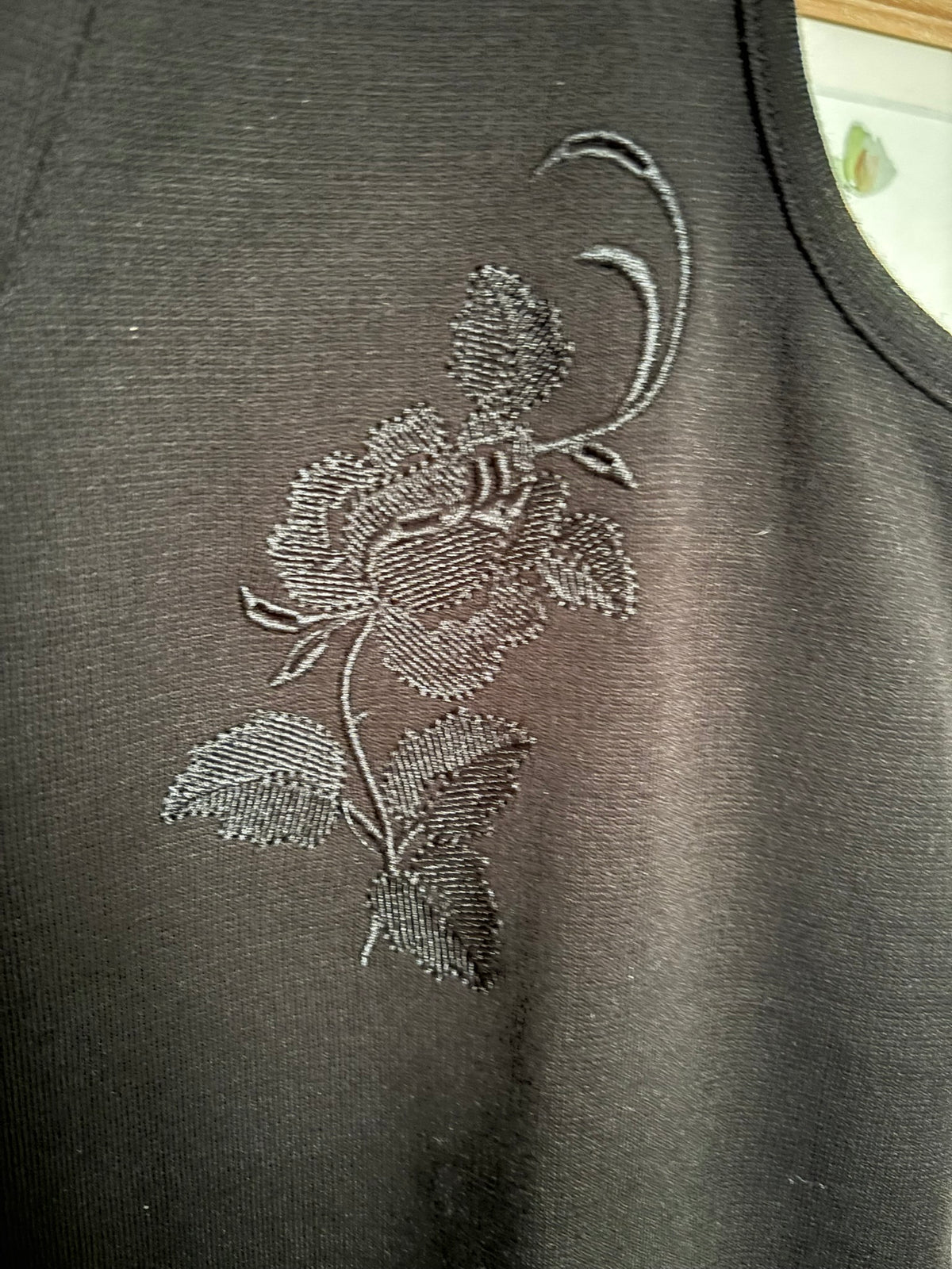 Long black sleeveless cardigan with floral embroidery – Size 38 to 42 – 90s/2000s