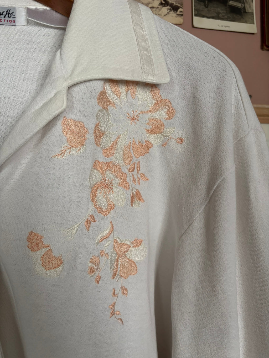 Chemise blanche à broderies florales pêche – T.40/42 – Années 90