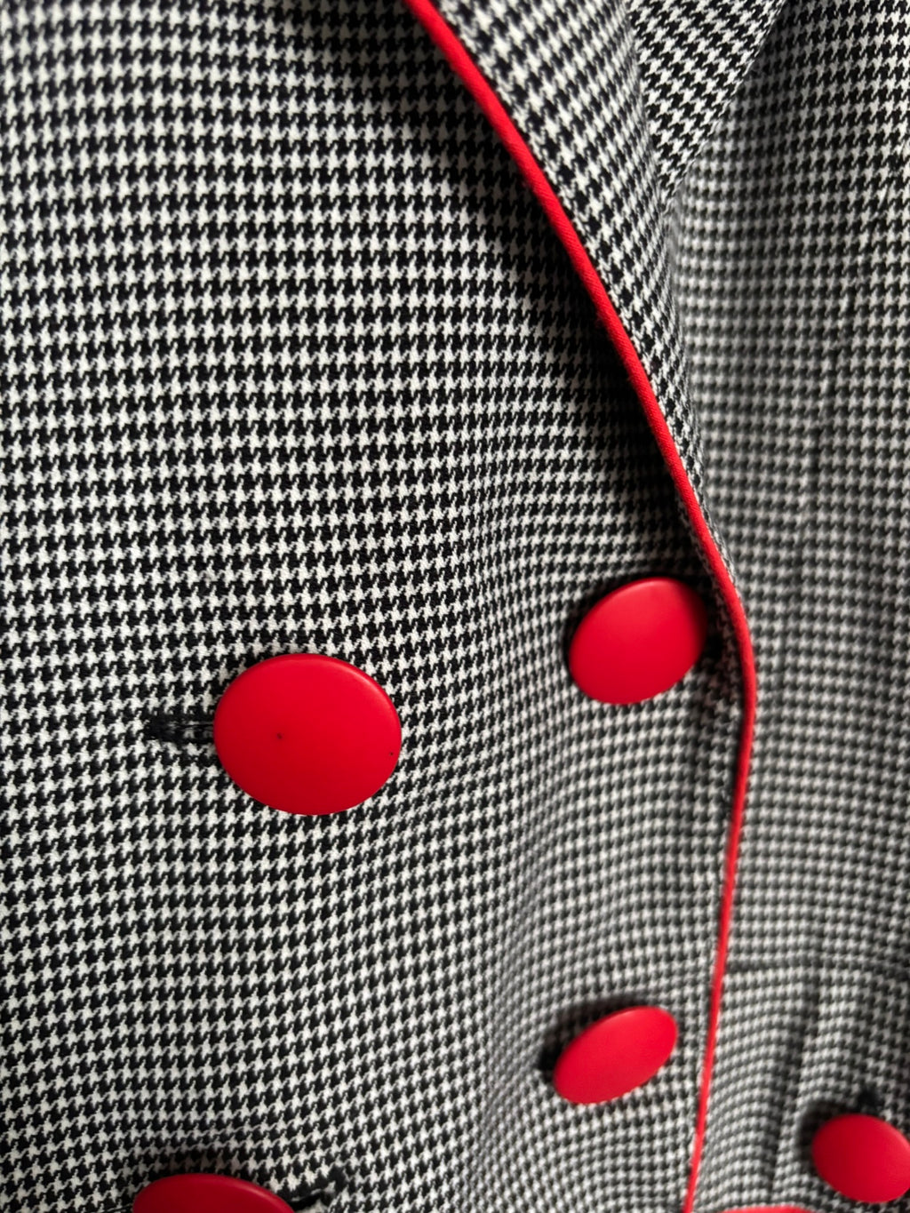 Black and white houndstooth fitted jacket with red buttons – Size 34/36 – 80s/90s