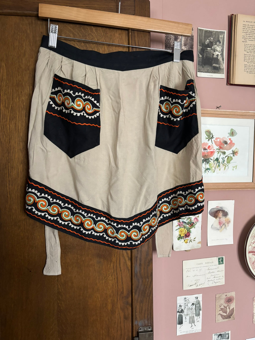 Tablier de taille folklorique beige et noir brodé – Années 60/70