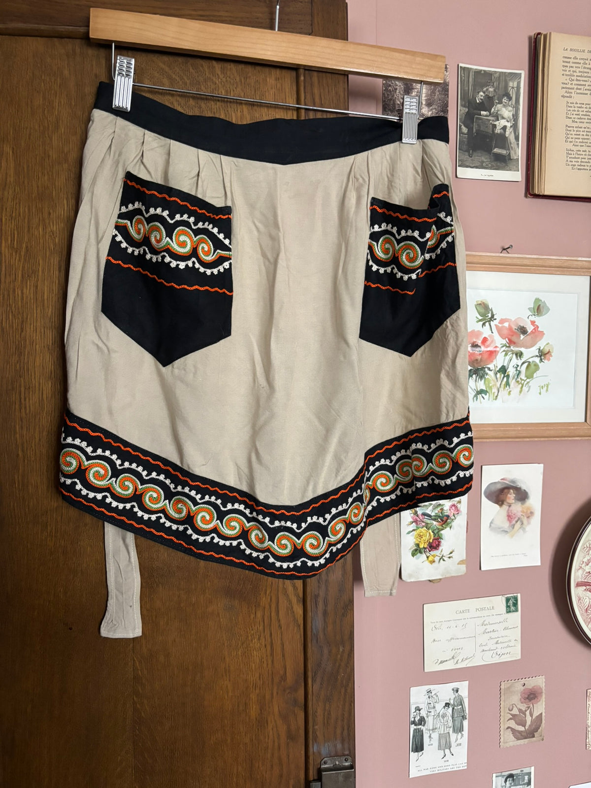 Tablier de taille folklorique beige et noir brodé – Années 60/70