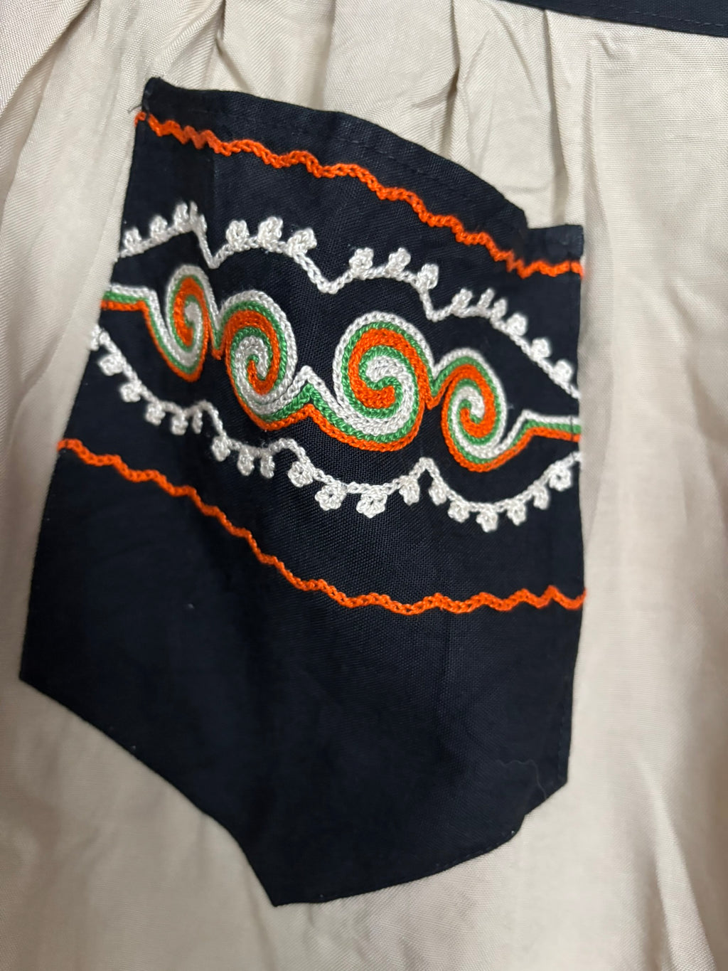 Tablier de taille folklorique beige et noir brodé – Années 60/70