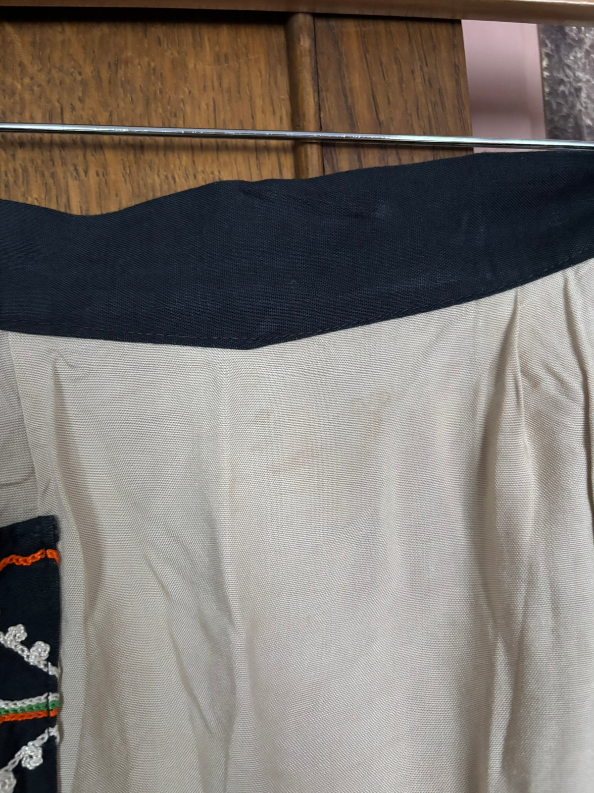 Tablier de taille folklorique beige et noir brodé – Années 60/70