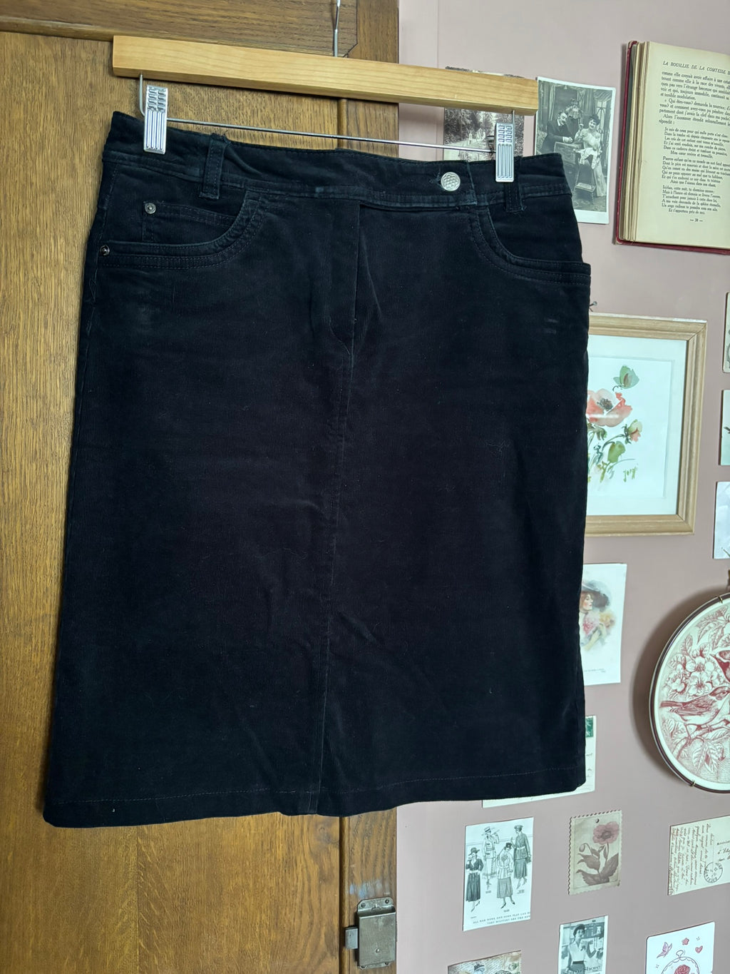Black corduroy straight skirt – Size 38/40 – 90s/2000s