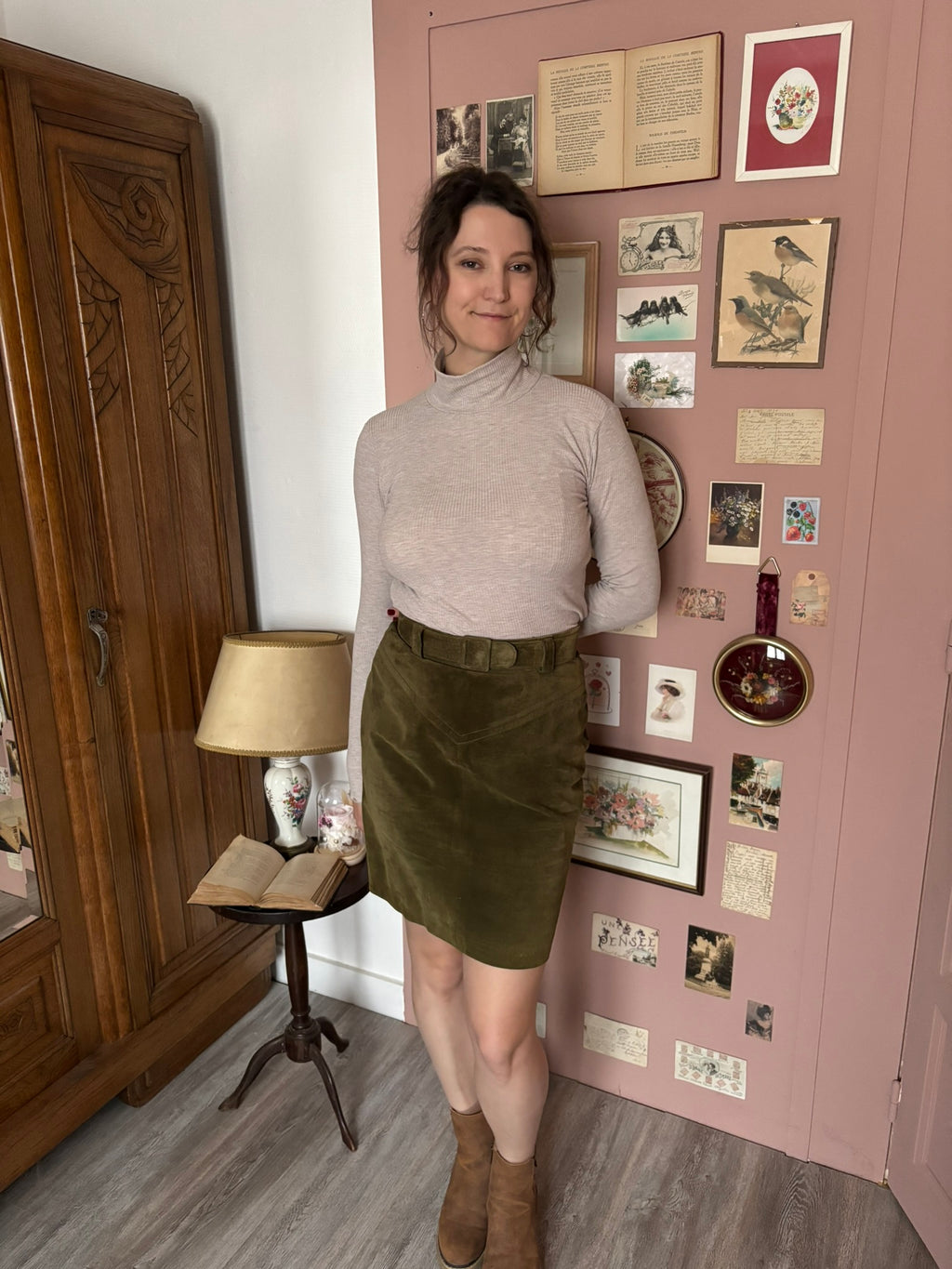 Olive green suede straight skirt with belt – Size 8/10 (US) / 36/38 (EU) – 80s/90s