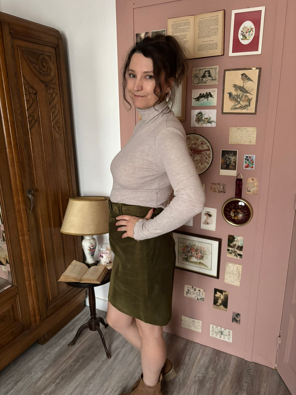 Olive green suede straight skirt with belt – Size 8/10 (US) / 36/38 (EU) – 80s/90s