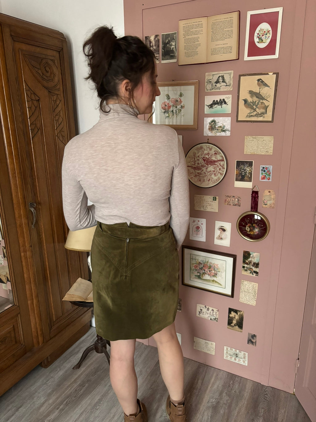 Olive green suede straight skirt with belt – Size 8/10 (US) / 36/38 (EU) – 80s/90s