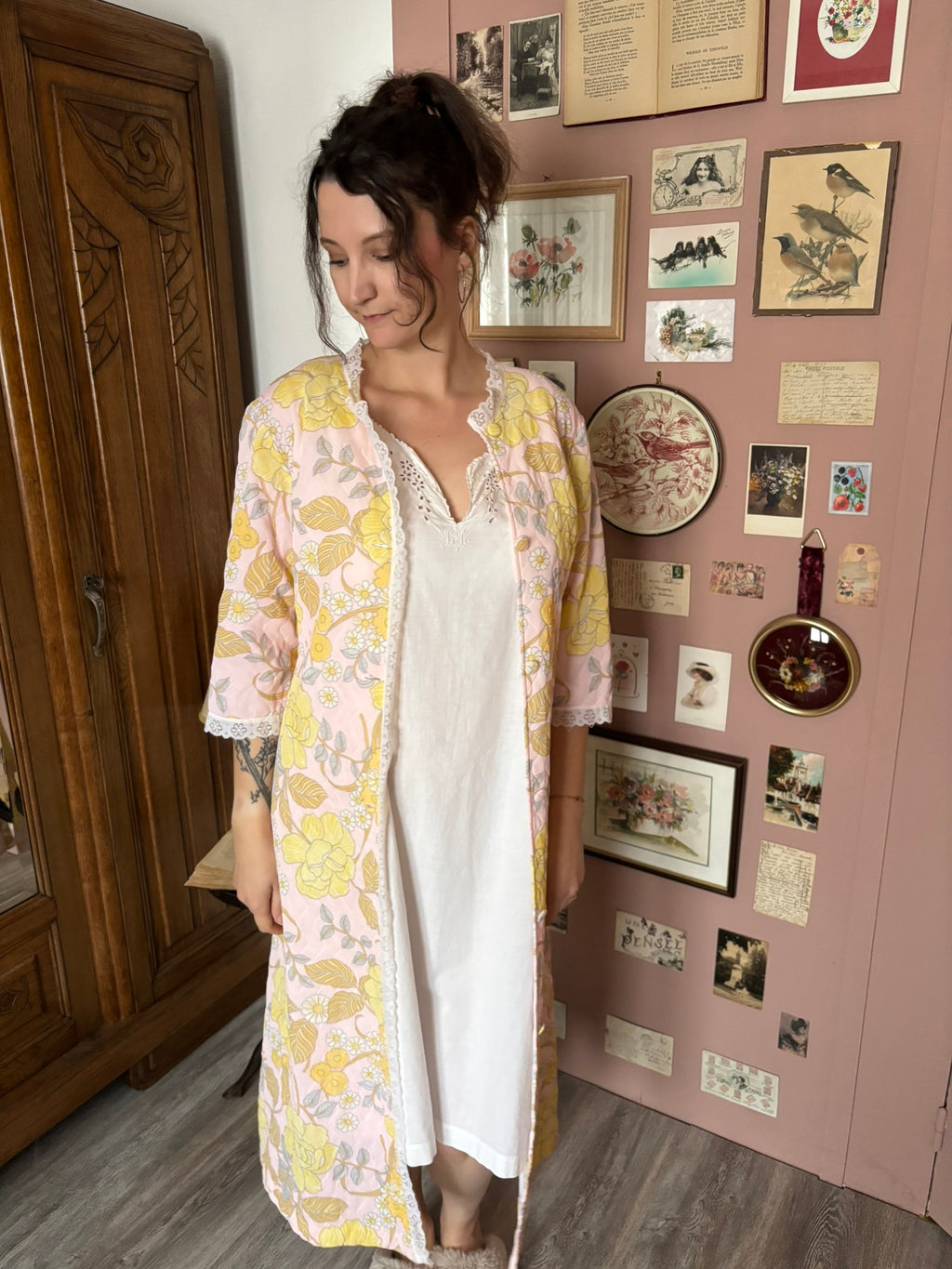 Pink quilted dressing gown with yellow flowers – Size 10/12 (M) – 1970s