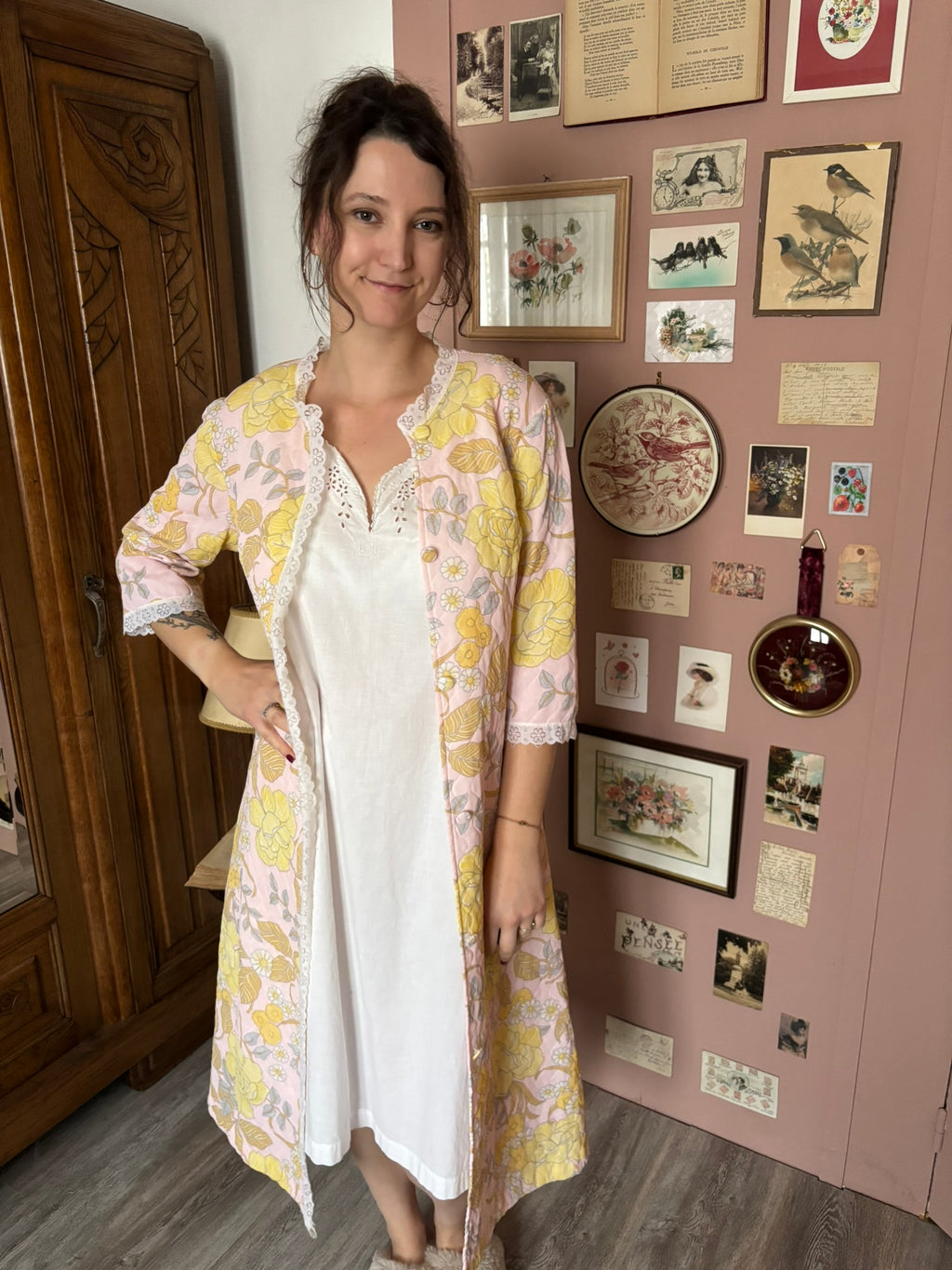 Pink quilted dressing gown with yellow flowers – Size 10/12 (M) – 1970s