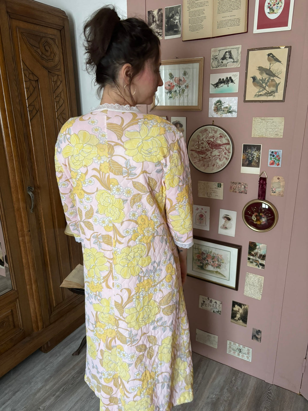 Pink quilted dressing gown with yellow flowers – Size 10/12 (M) – 1970s