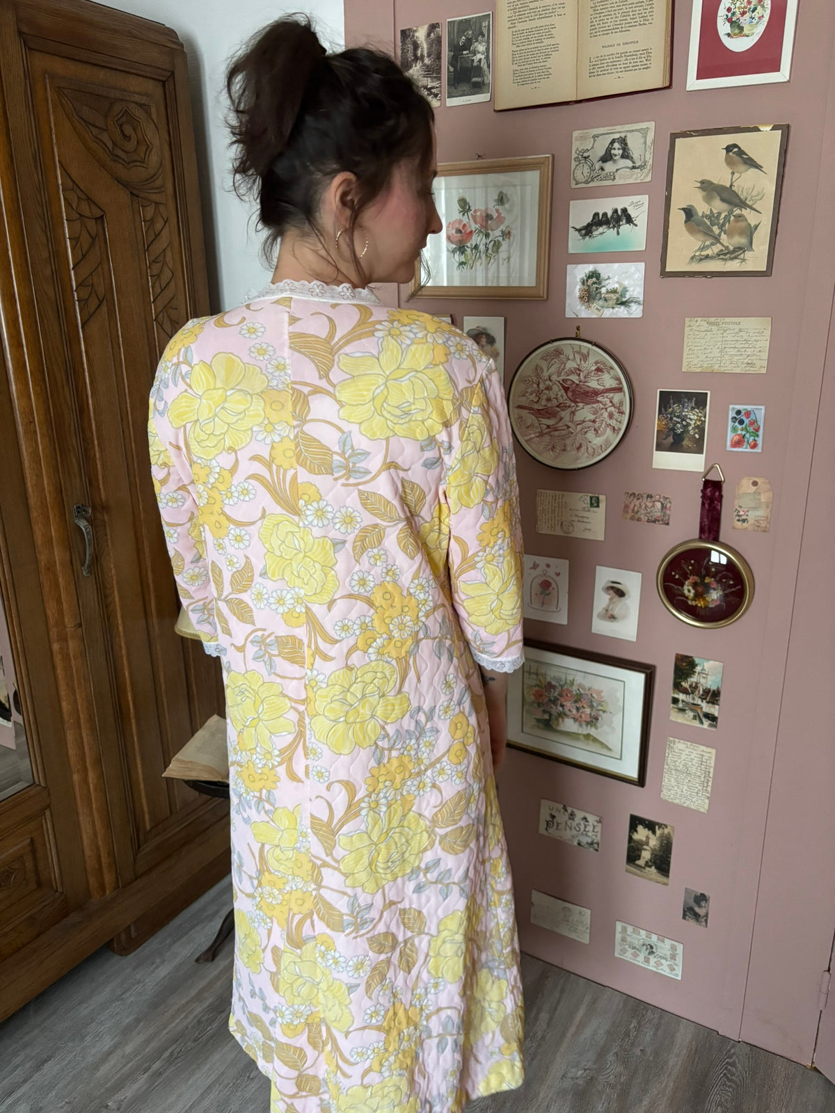 Robe de chambre matelassée rose à fleurs jaunes – T.38/40 – Années 70