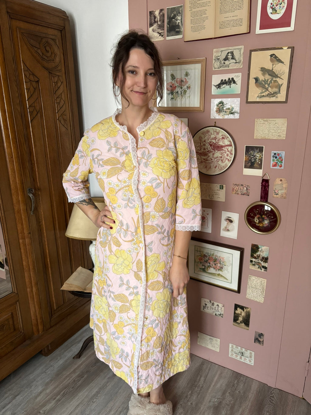 Pink quilted dressing gown with yellow flowers – Size 10/12 (M) – 1970s