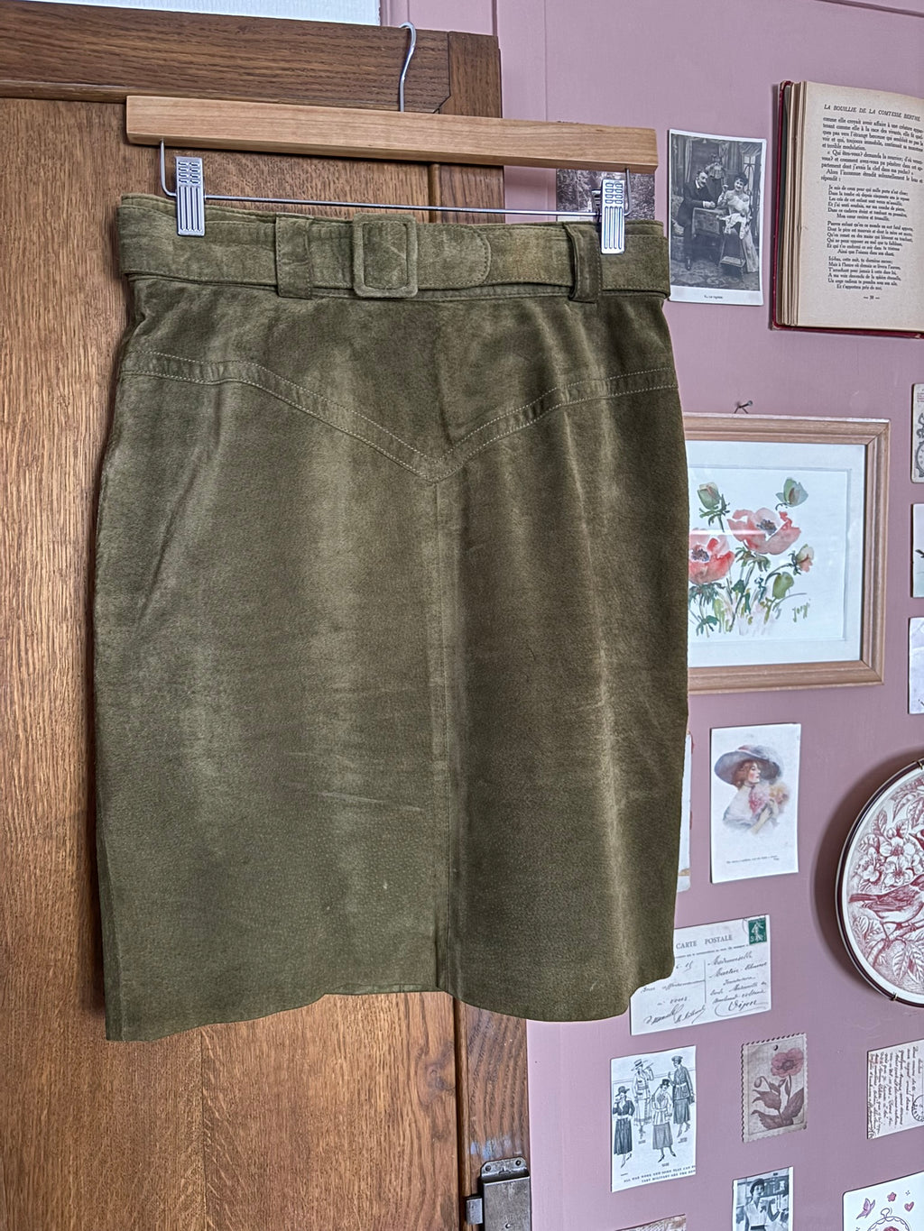 Olive green suede straight skirt with belt – Size 8/10 (US) / 36/38 (EU) – 80s/90s