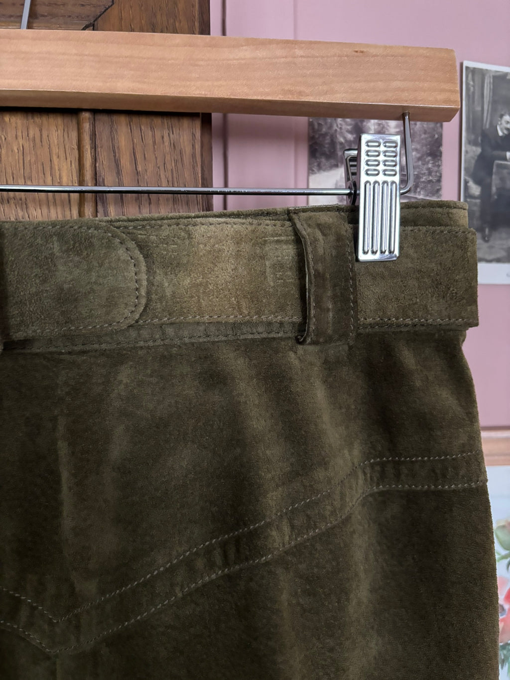 Olive green suede straight skirt with belt – Size 8/10 (US) / 36/38 (EU) – 80s/90s