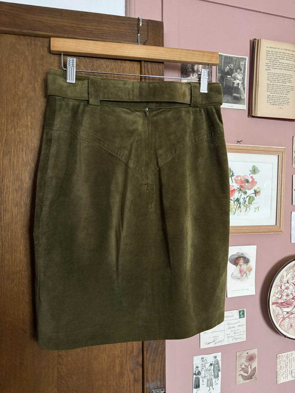 Olive green suede straight skirt with belt – Size 8/10 (US) / 36/38 (EU) – 80s/90s