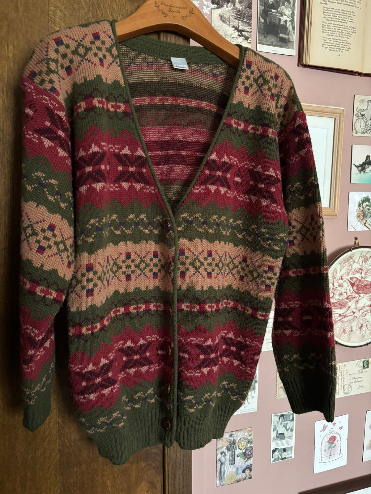 Cardigan vintage jacquard kaki, bordeaux et beige – Du 38 au 42 – Années 90