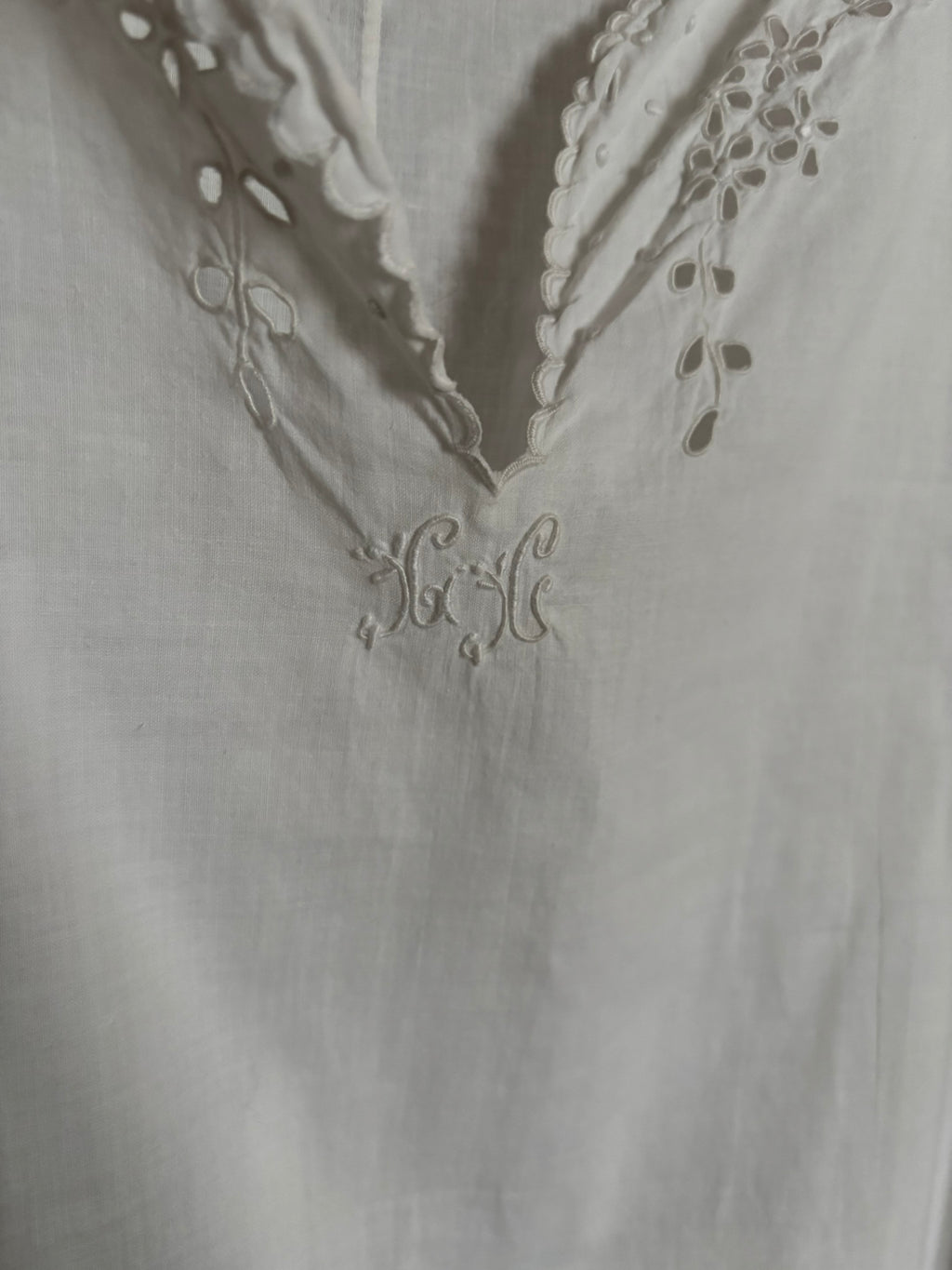 Chemise de nuit ancienne en coton blanc brodé – T.38 à 44 – Début XXe siècle