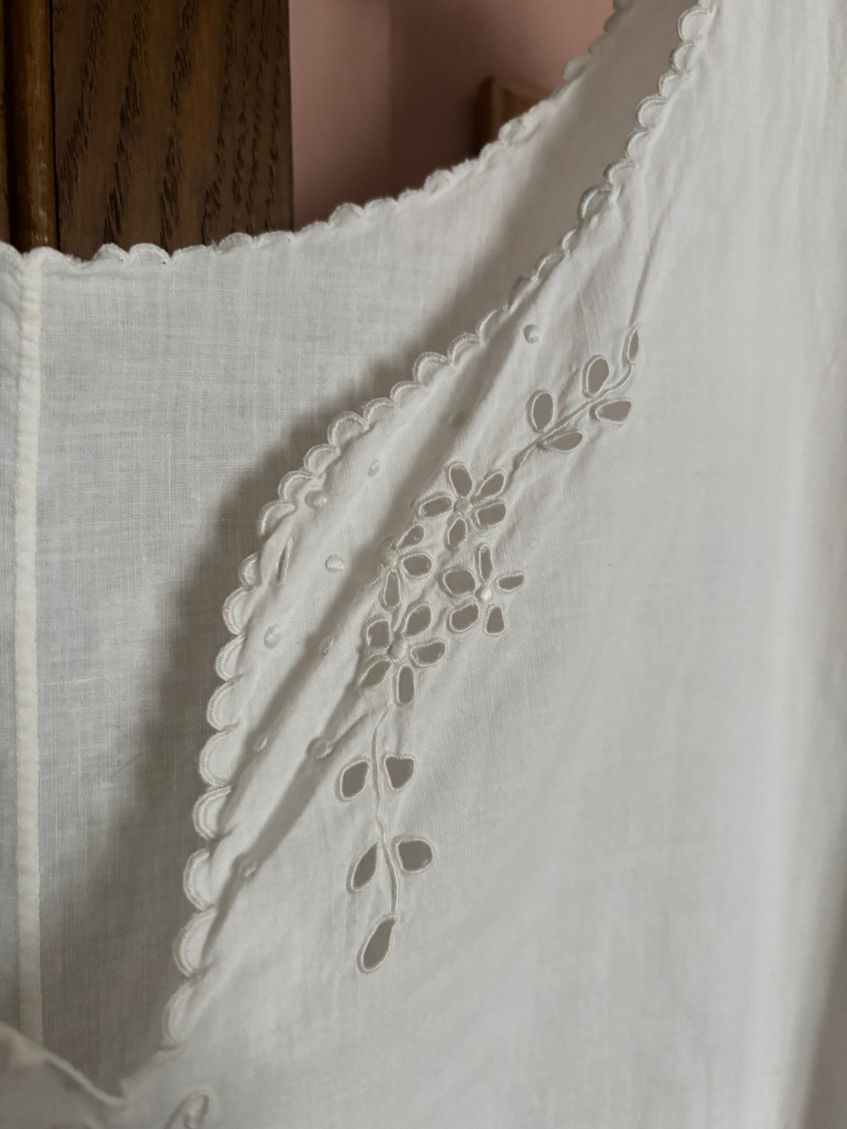 Chemise de nuit ancienne en coton blanc brodé – T.38 à 44 – Début XXe siècle