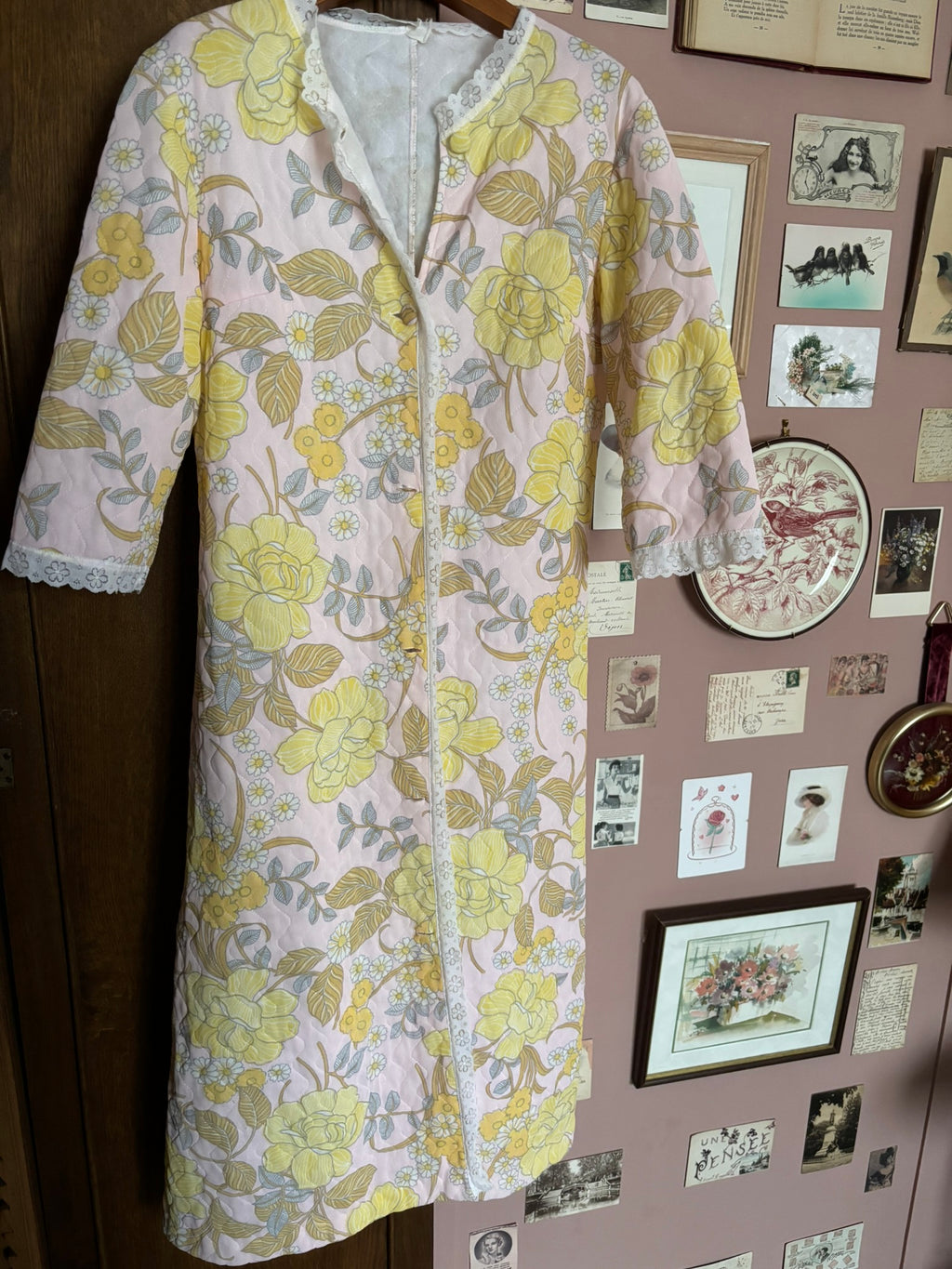 Pink quilted dressing gown with yellow flowers – Size 10/12 (M) – 1970s