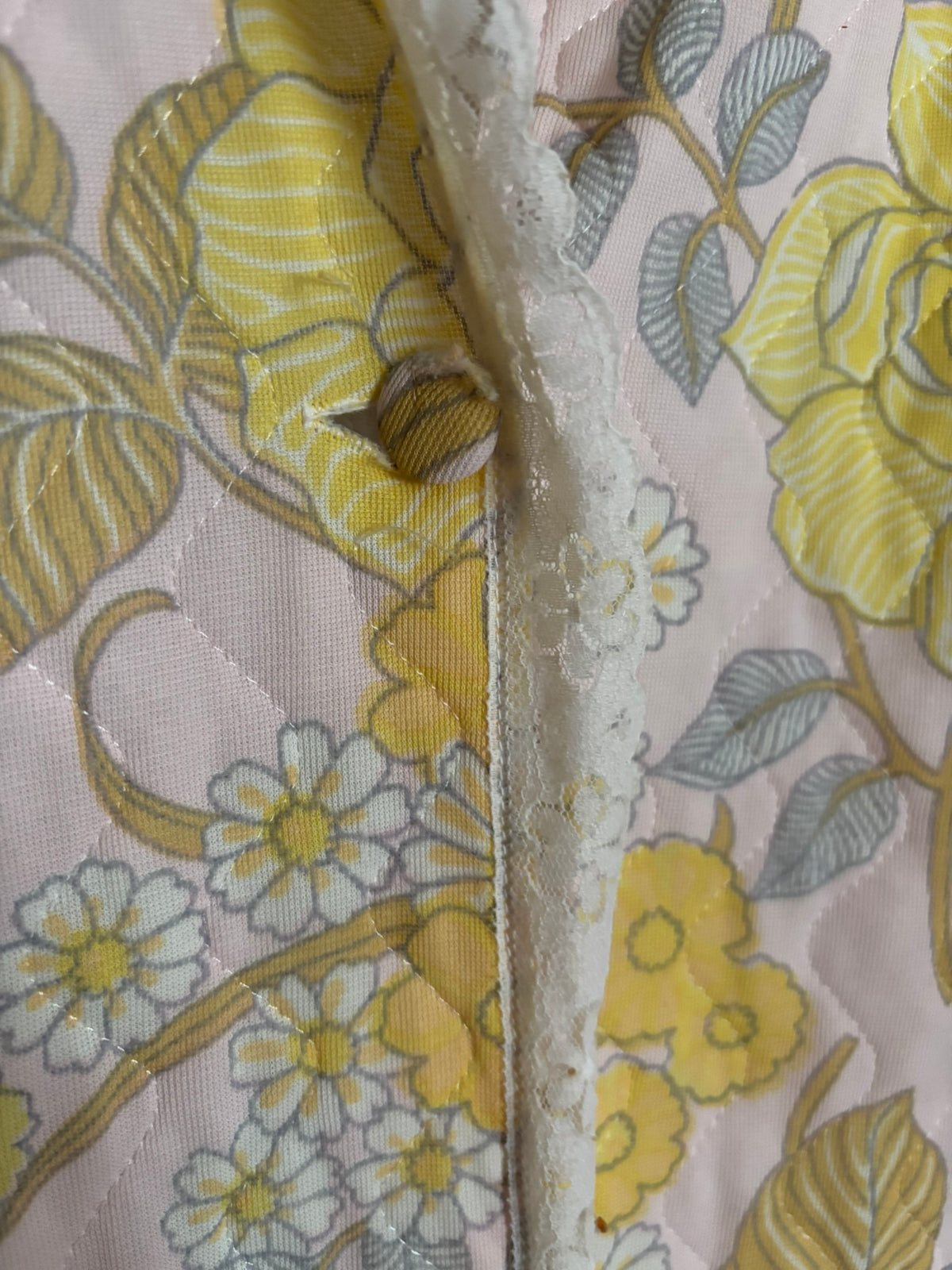 Pink quilted dressing gown with yellow flowers – Size 10/12 (M) – 1970s