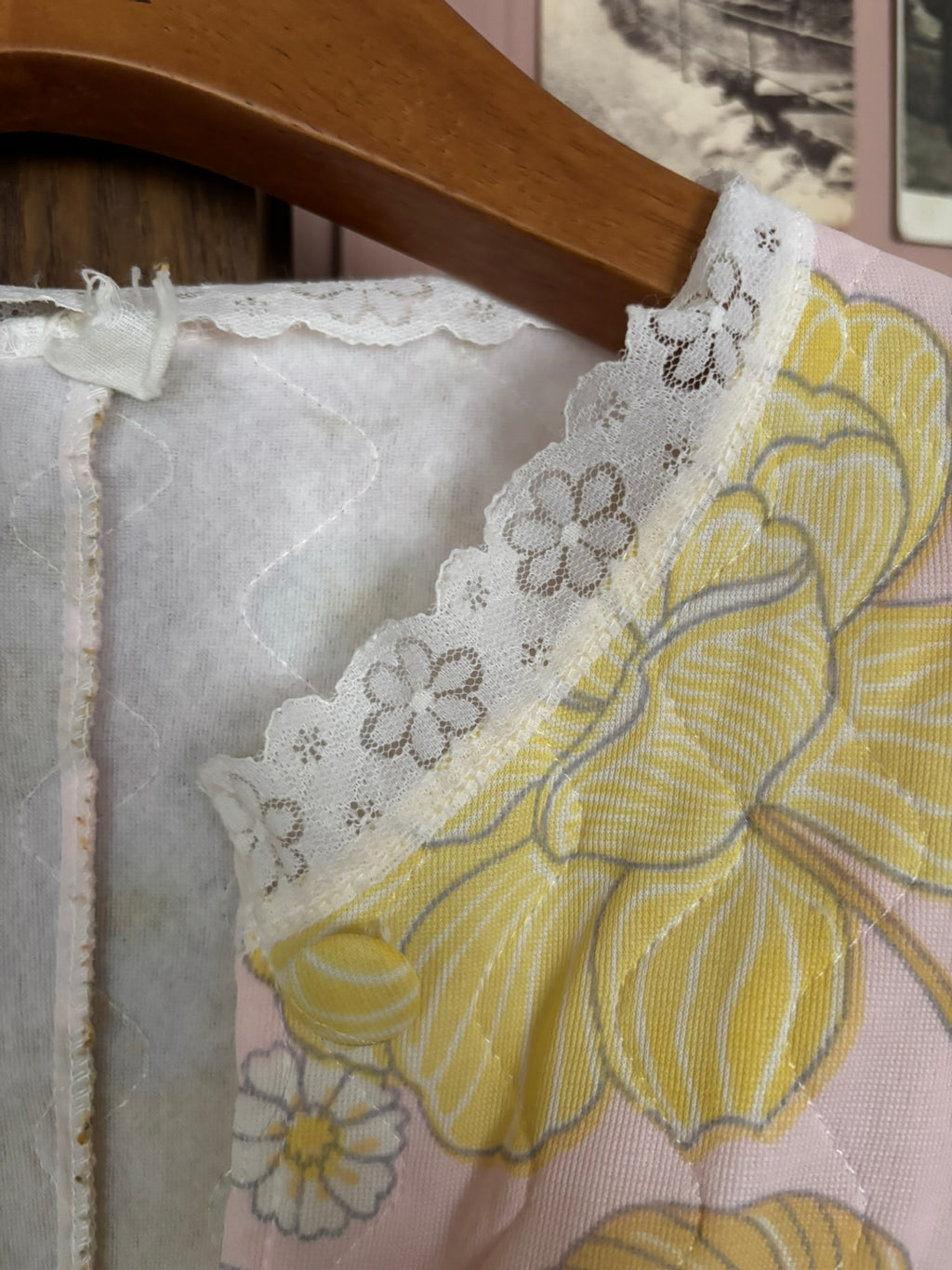 Pink quilted dressing gown with yellow flowers – Size 10/12 (M) – 1970s