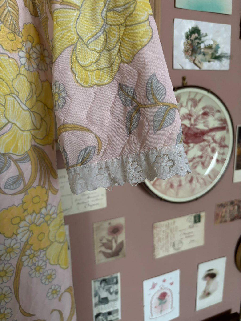 Pink quilted dressing gown with yellow flowers – Size 10/12 (M) – 1970s