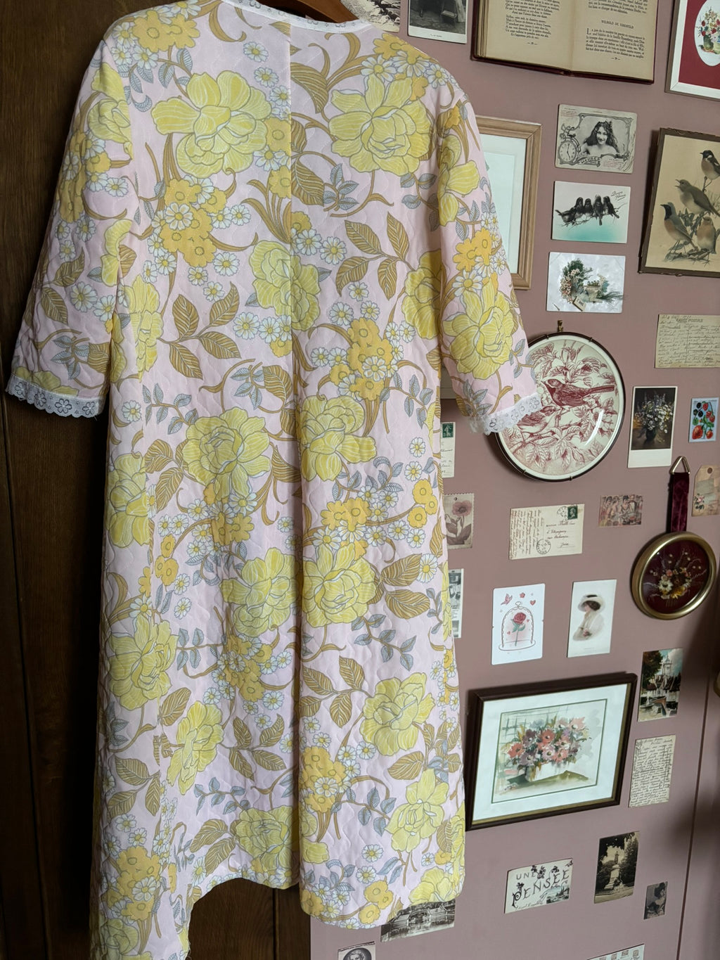 Pink quilted dressing gown with yellow flowers – Size 10/12 (M) – 1970s